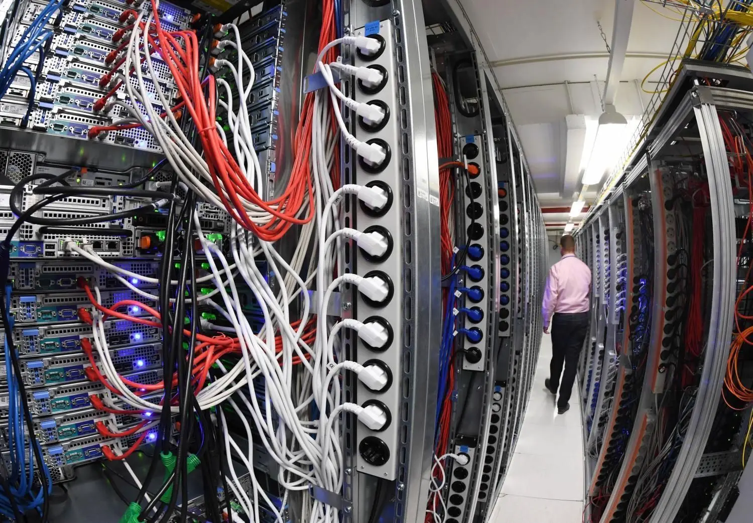 Ein Serverraum in einem Rechenzentrum. In Deutschland gehen nach Berechnungen des Borderstep Instituts zwei Prozent des gesamten Stromverbrauchs in die Rechenzentren. Im Raum Frankfurt sind die Rechenzentren sogar für 20 Prozent des Strombedarfs verantwortlich.