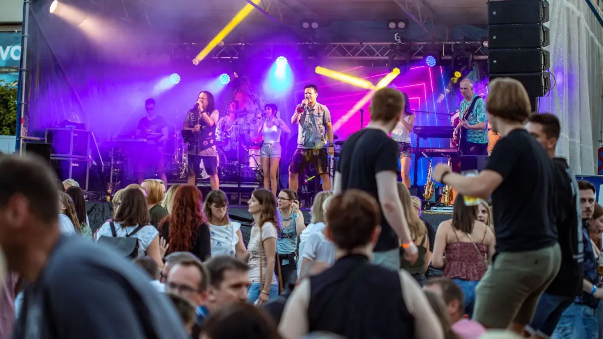 Im Dorfrausch: Die „Partyfürsten“ rockten das Publikum in Heiningen.