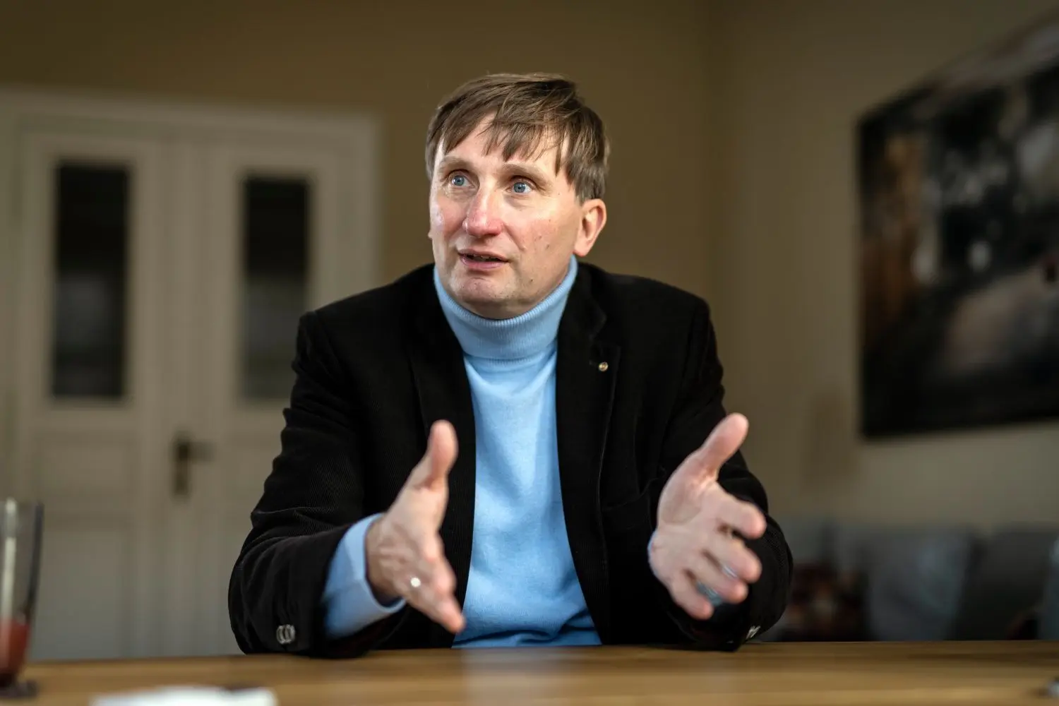 Die Behauptung, Deutschland gehe voran, sei von den Fakten nicht gedeckt, sagt Historiker Sönke Neitzel. Hier Archiv-Aufnahmen von einem Interview in seiner Berliner Wohnung.