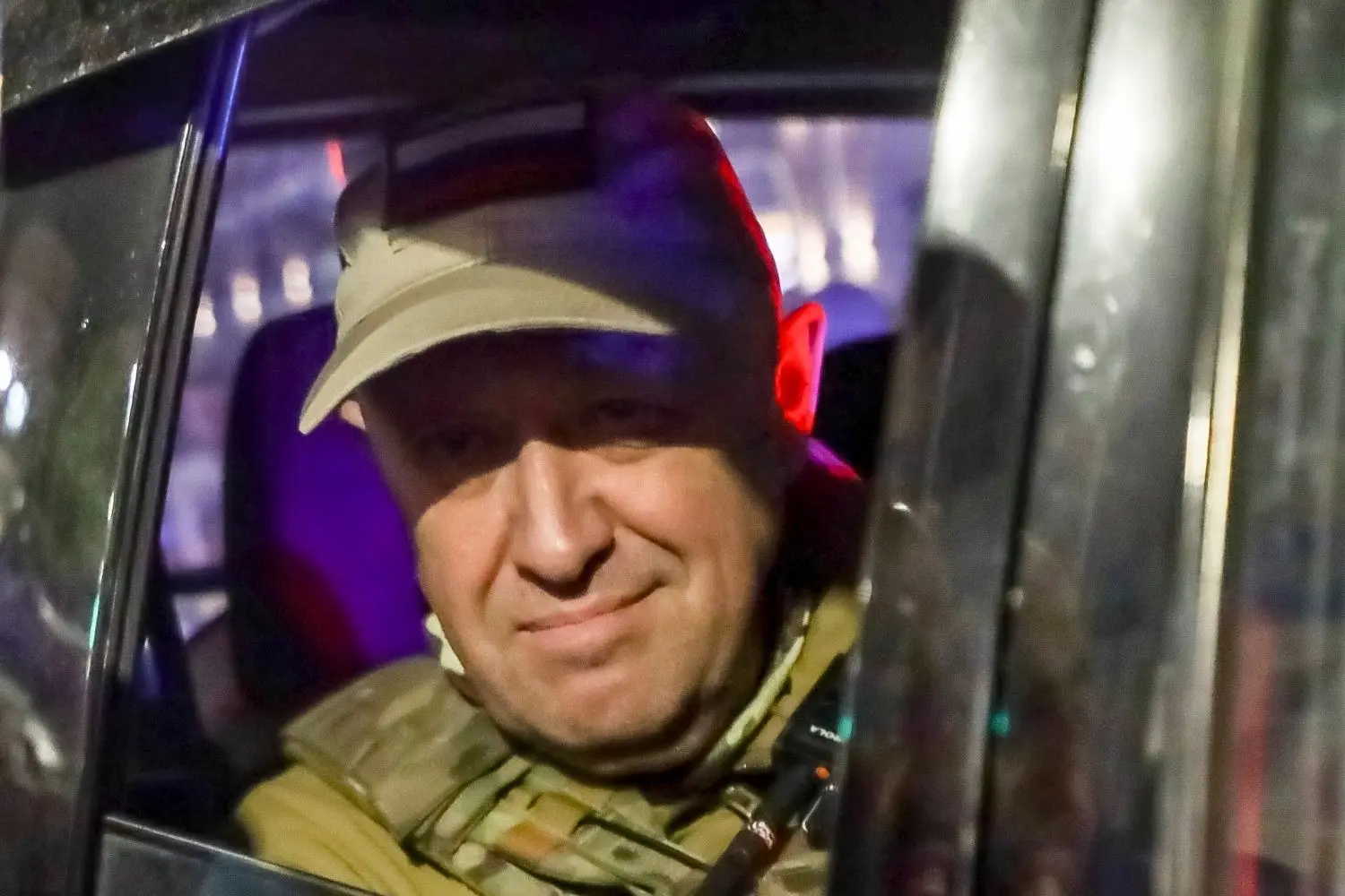 Zuversichtlich beim Marsch auf Moskau: Jewgeni Prigoschin blickt aus einem Militärfahrzeug.⇥