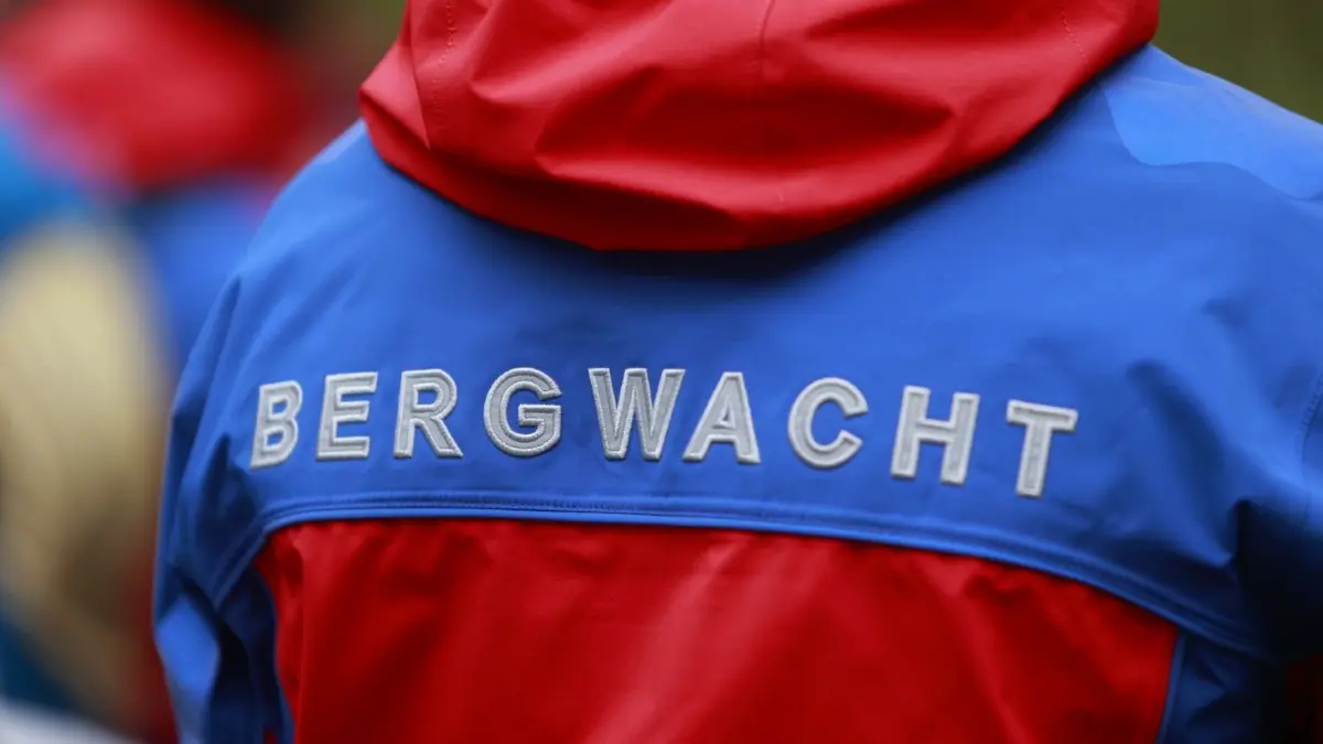 Die Bergwachten Geislingen-Wiesensteig und Göppingen rückten am Samstag in Aufhausen aus.
ARCHIV - 06.05.2023, Sachsen-Anhalt, Thale: Der Schriftzug Bergwacht steht auf der Einsatzkleidung eines Bergwachtmitgliedes bei einer Übung von Bergwachtanwärtern. Mehrere Wanderer wurden am Mittwoch mit Brechdurchfall von Allgäuer Berghütten ins Tal geflogen. Rund 50 Kräfte von Bayerischem Roten Kreuz (BRK), Bergwacht und Johannitern waren im Einsatz. (zu dpa: «Magen-Darm-Infektion auf Allgäuer Berghütten - Wanderer ausgeflogen») Foto: Matthias Bein/dpa +++ dpa-Bildfunk +++