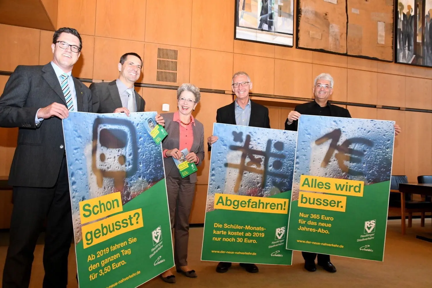 Bernd Kugel, Mark Hogenmüller (beide RSV), OB Barbara Bosch, Stadtplaner Stefan Dvorak (Leiter des Amtes für Stadtentwicklung) und Naldo-Geschäftsführer Dieter Pfeffer (von links) präsentieren stolz die Werbebanner für das neue 365-Euro-Jahresticket.
