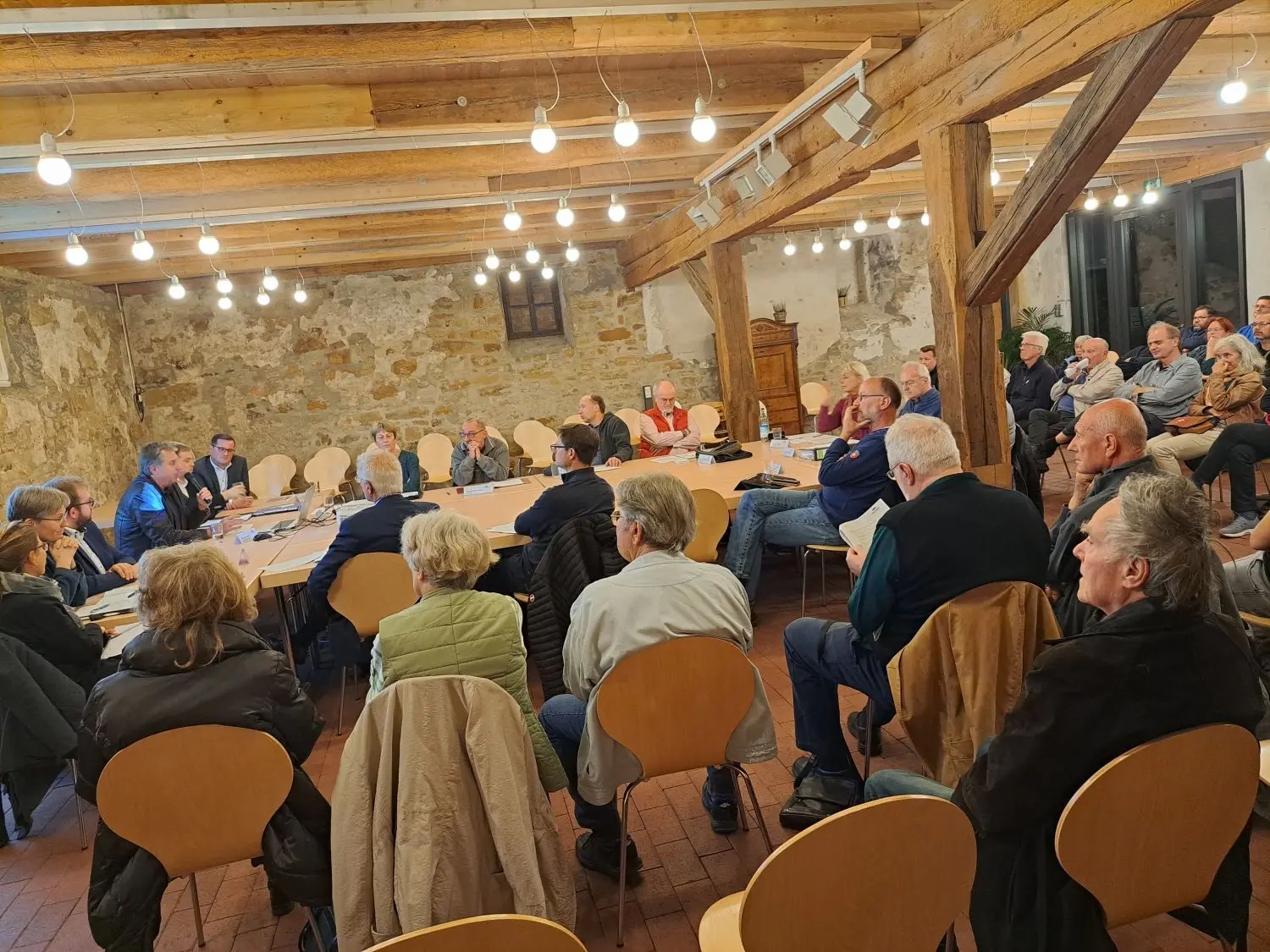 In Faurndau wollten nur wenige Zuhörer zuhören, als es um eine mögliche Gemeinschaftsunterkunft im Stadtbezirk ging. Viele Plätze im Alten Farrenstall blieben frei.
