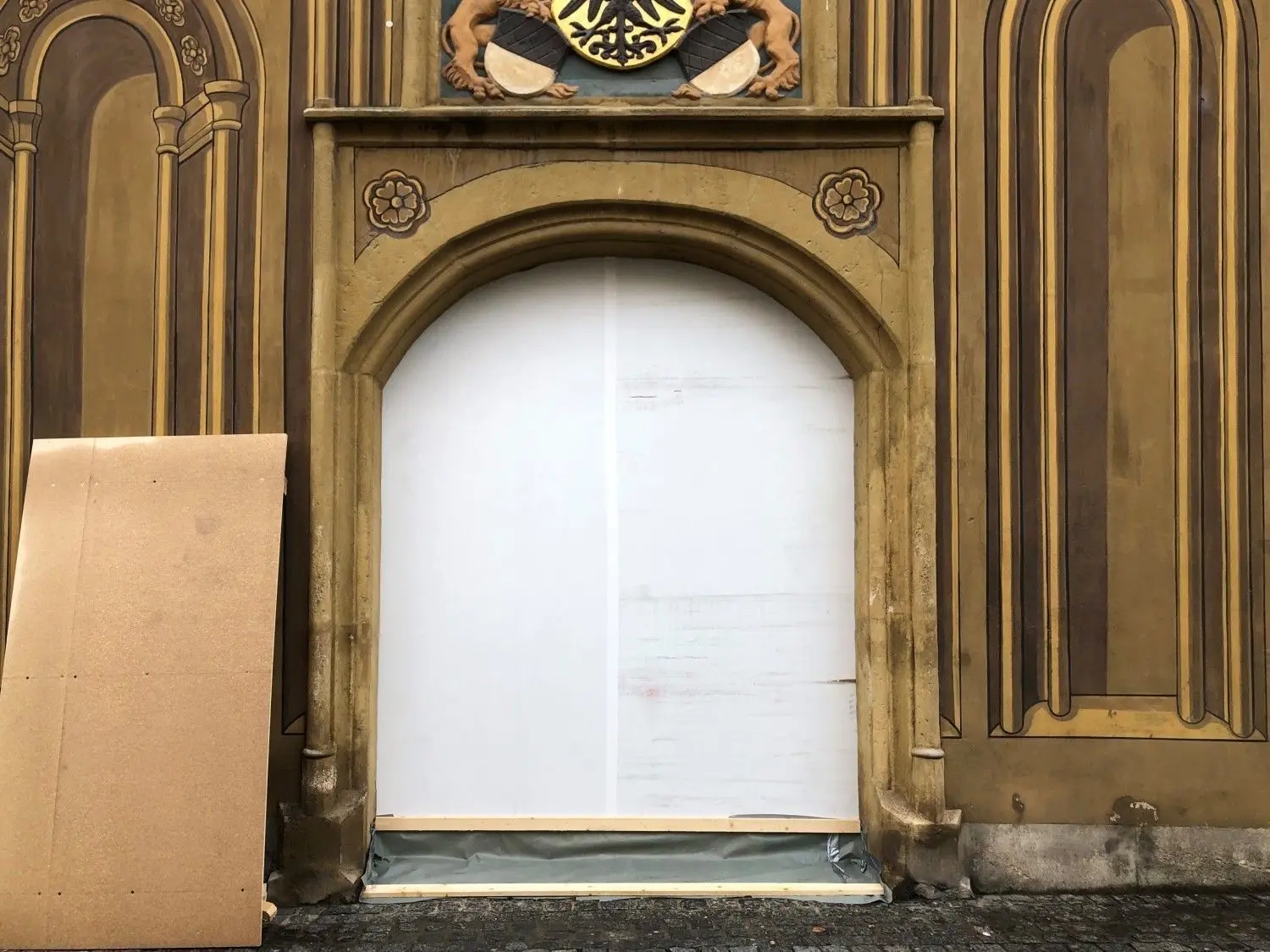Für eine neue Eisdiele erlaubt die Stadt sogar eine Veränderung der altehrwürdigen Rathaus-Fassade.