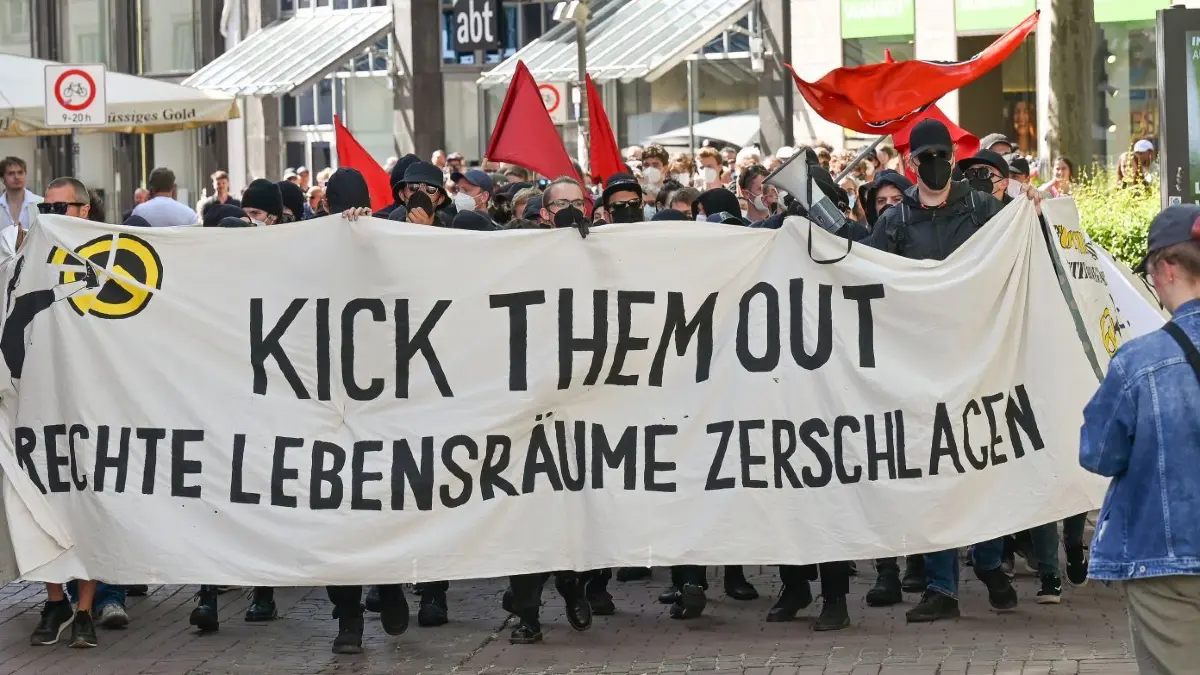 Gegen Rechts demonstrierten mehrere linke Gruppen. Auf ihrem Weg durch die Stadt machten sie auch in der Karlstraße vor den Räumen der Identitären Bewegung Halt.
Ulm Demonstration Kick them out – rechte Lebensräume benennen und bekämpfen.