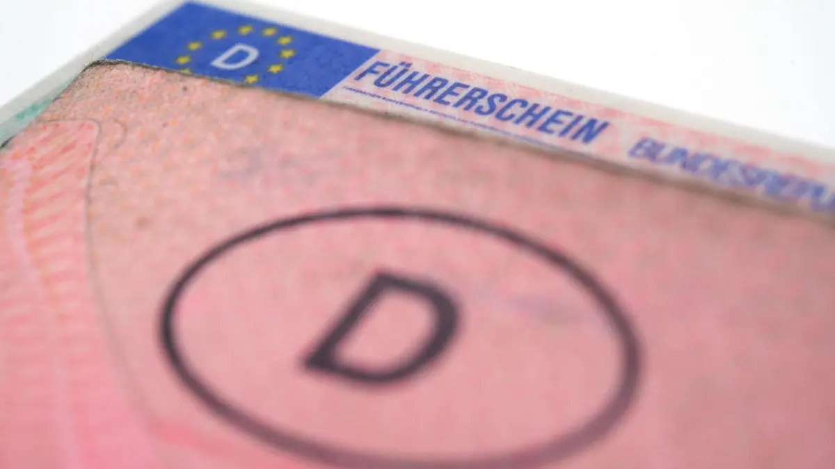 Seinen Führerschein muss ein Unfallverursacher in Reutlingen erstmal abgeben. Wie die Polizei herausfand, hätte er das schon viel eher tun müssen.
ILLUSTRATION - Verzicht auf den Führerschein: Einer Frau brachte das Straffreiheit nach einer Unfallflucht. Foto: Andrea Warnecke/dpa-mag - Honorarfrei nur für Bezieher des Dienstes dpa-Magazin +++ dpa-Magazin +++