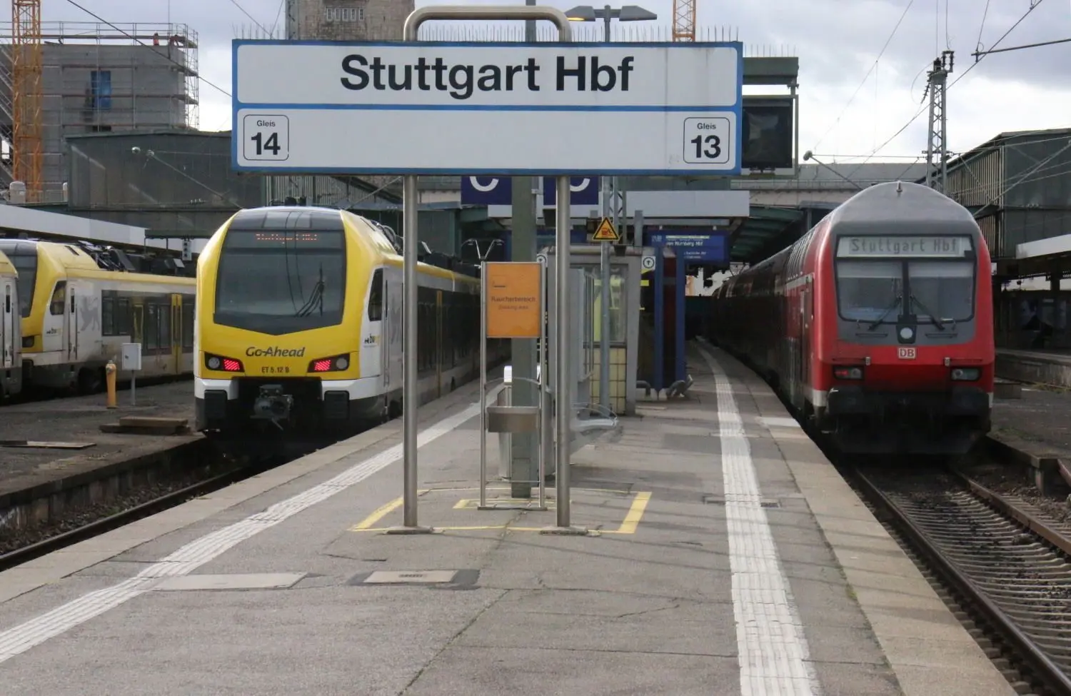 Ein Flirt-Triebwagen von Go-Ahead (in Richtung Aalen) und ein Zug mit Doppelstockwagen der Deutschen Bahn AG im vergangenen November im Stuttgarter Hauptbahnhof: Nach mehreren Jahren der Planung hätten ab dem 15. Dezember 2019 die neuen Triebwagen auf der Murrbahn rollen sollen. Die bleiben aber auch weiterhin abgestellt. ⇥