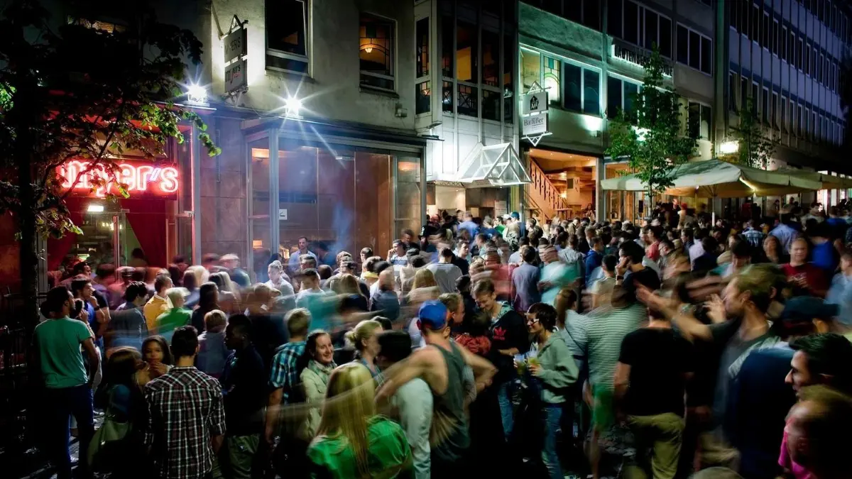 Früher Myers, heute M-Club: Die Schwör-Party am Lautenberg hat in Ulm Tradition.
Schwörmontag Party unbeteiligte Personen bitte pixeln