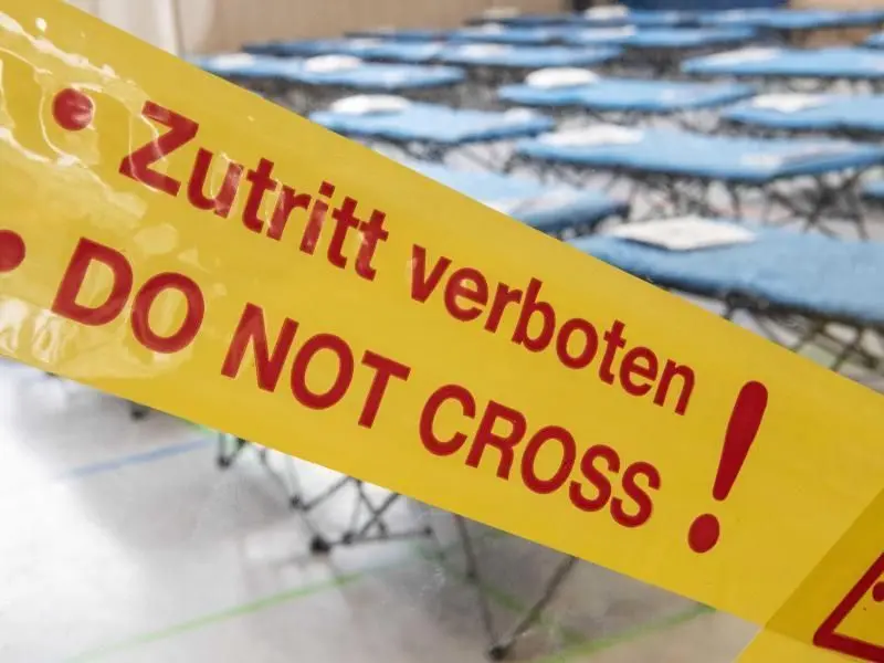 Die aus Wuhan Evakuierten werden zunächst auf dem Frankfurter Flughafen untergebracht, bevor sie nach einer ersten Untersuchung ins rheinland-pfälzische Germersheim gebracht werden. Foto: Boris Roessler/dpa