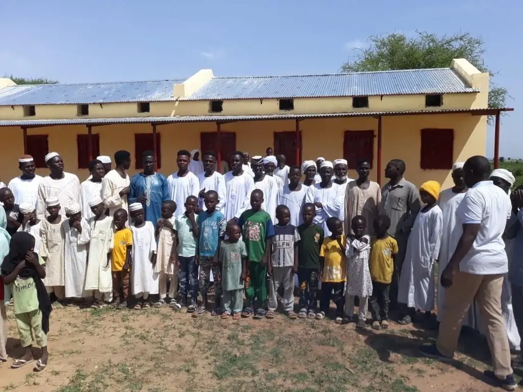 Richtfest im sudanesischen Dorf Karakoulle: Dort wurde auf Initiative des früheren ARD-Reporters Stefan Maier die Schule im Bildhintergrund gebaut. Das ganze Dorf hat mitgeholfen.⇥