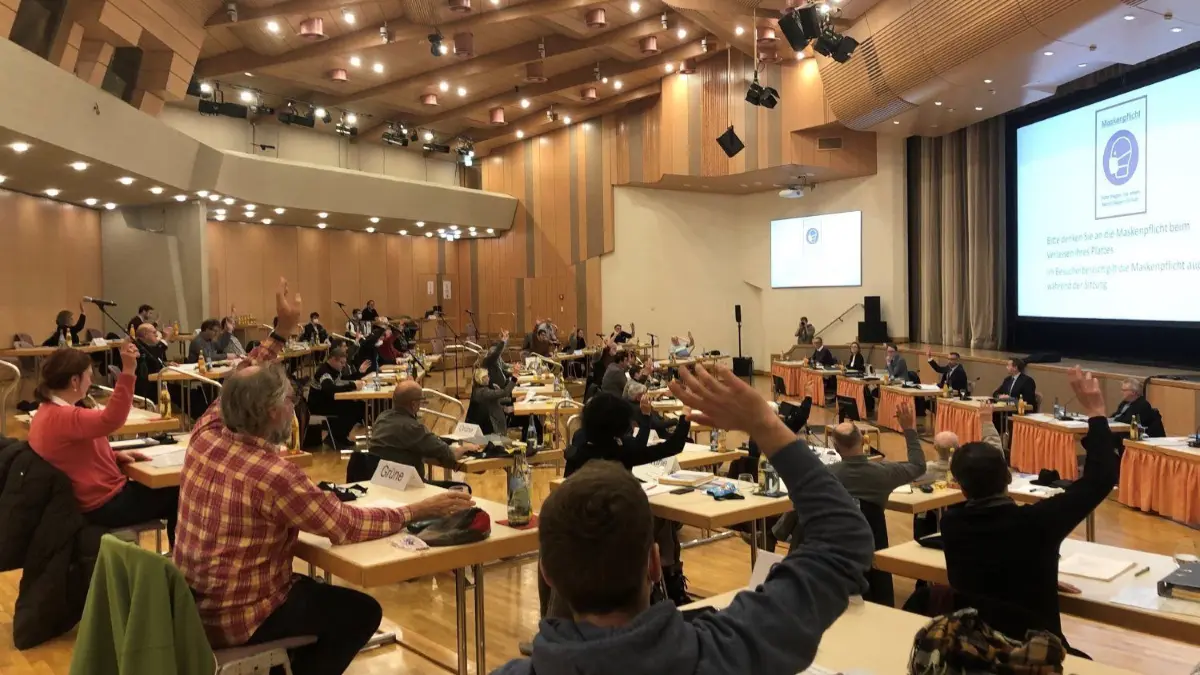 Eine Gemeinderatssitzung in der Ehinger Lindenhalle. Auch im März tagte das Gremium in der LIndenhalle und hatte in nichtöffentlicher Sitzung über eine bedeutende Personalie im Rathaus zu entscheiden: die Leitung des Haupt- und Personalamts. ⇥
Gemeinderat Ehingen Lindenhalle
