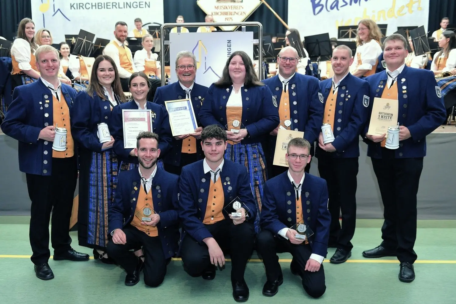 Ehrenvorsitzender Karl Glöckler (Vierter v. li.) erhielt für 50 aktive Musikerjahre eine Ehrennadel in Gold mit Diamant samt Ehrenbrief. Jugendleiterin Alisa Schick (Dritte v. li.) wurde mit der Förderermedaille in Bronze für ihre ehrenamtliche Arbeit ausgezeichnet.