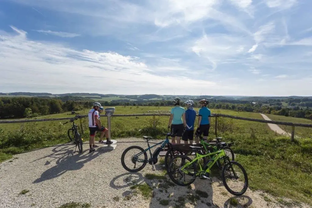 Aussicht, so weit das Auge reicht: mal während einer Radtour um Münsingen, mal während einer Wanderung auf den Dreifürstenstein bei Mössingen.
