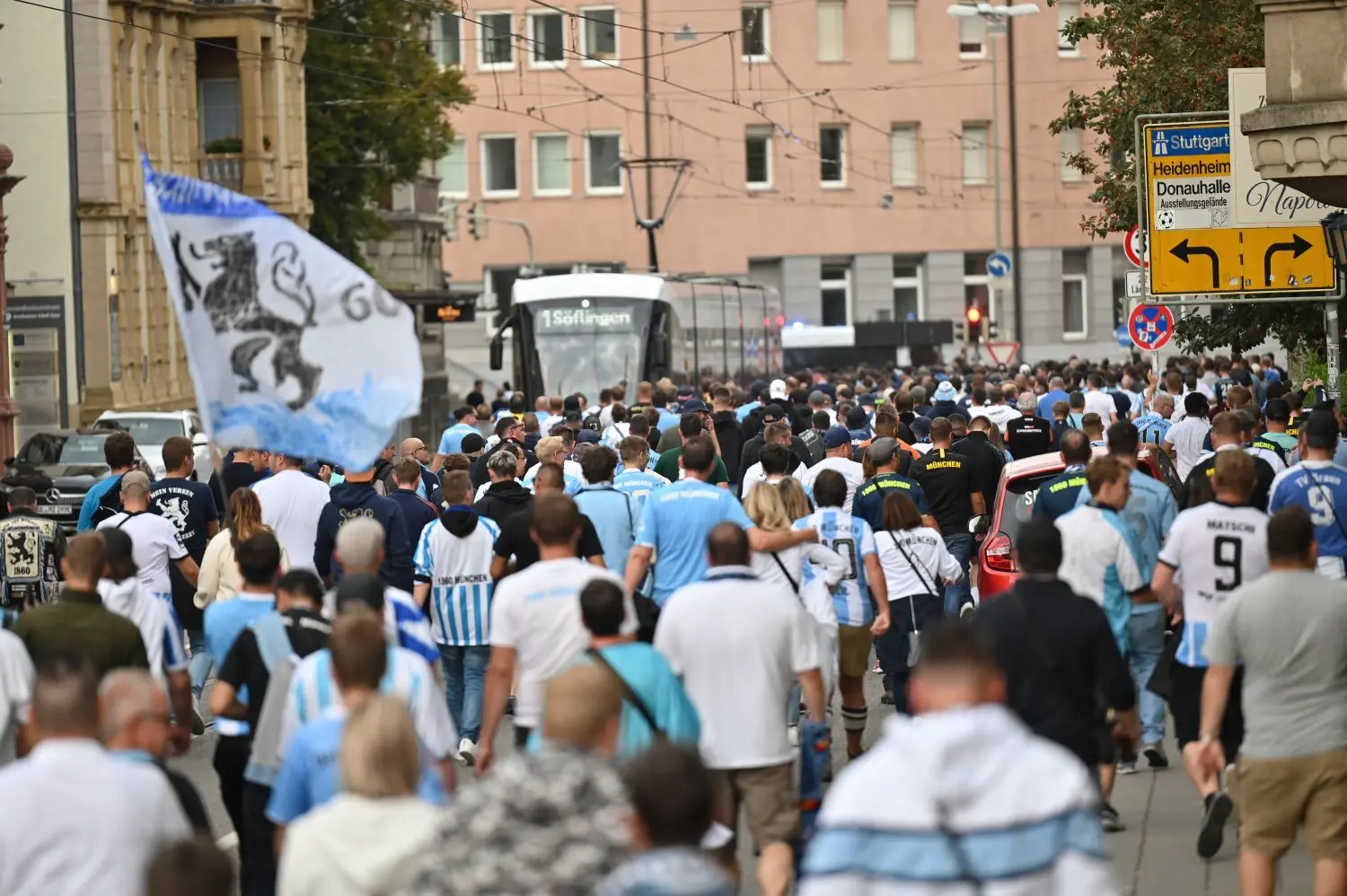 Zwei Fanszenen, ein Ziel: das Donaustadion. Anhänger des TSV 1860 München querten die Ulmer Straßen. Aus einem Fanzug wurden zwei: Ein Teil der Szene kam erst verspätet mit dem Zug am Hauptbahnhof an.