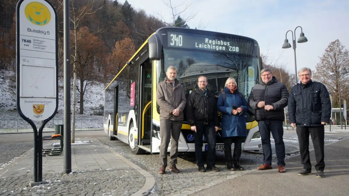 Die neue Regiobuslinie X340 wurde am Montag von Landrat Ulrich Fiedler und Bürgermeister Elmar Rebmann (rechts) persönlich auf die Strecke geschickt. Mit dabei: (von links) Martin Pöhler (Leiter RAB-Niederlassung Alb), Simon Niemann (Kreisamt für nachhaltige Entwicklung) und Karin Blum (Leitung Nahverkehr und Mobilität im Kreisamt für nachhaltige Entwicklung). ⇥
Regionalbus x340 Bad Urach