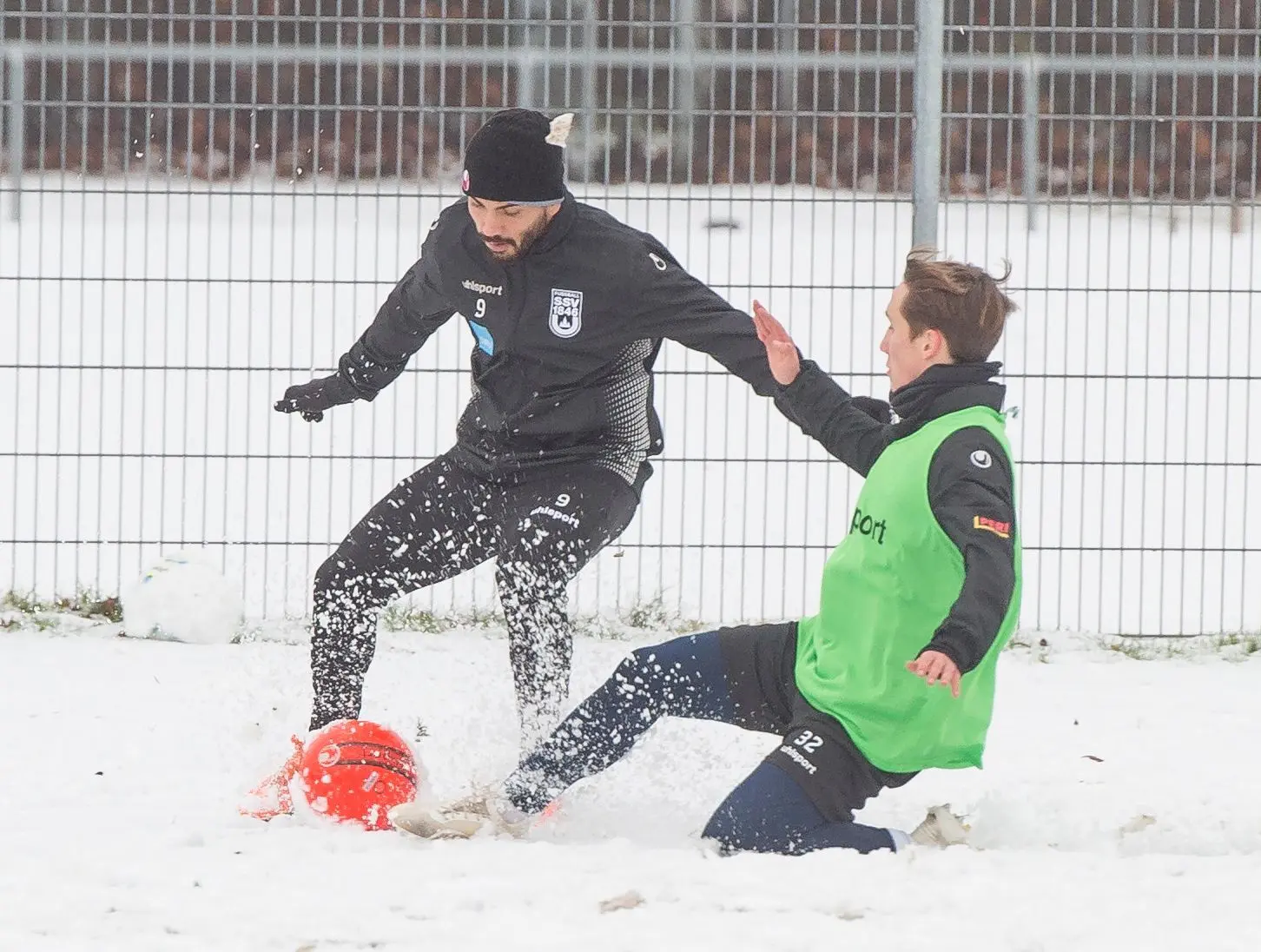 Eine rutschige Angelegenheit im knöchelhohen Schnee: Jonas Kehl grätscht Burak Coban ab. ⇥