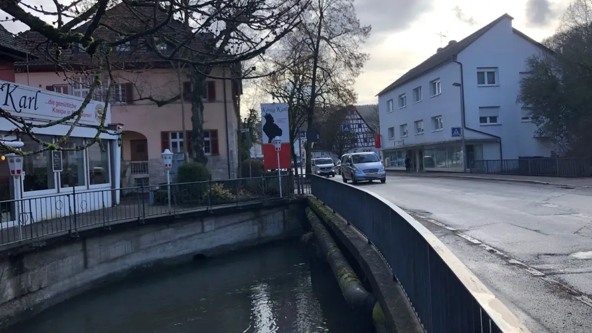Eine der Brücken über die Ach in der Blaubeurer Karlstraße, deren Sanierung rund 1,6 Millionen Euro kosten wird. Vor allem die Unterseiten der Brücken müssen laut Gutachten erneuert werden, erläuterte Bürgermeister Jörg Seibold auf Nachfrage: „Wir haben uns vorgenommen, diese Maßnahmen in diesem Jahr durchzuführen.“ ⇥
Brücke in der Karlstraße Blaubeuren Sanierung nötig.
Foto: Thomas Spanhel