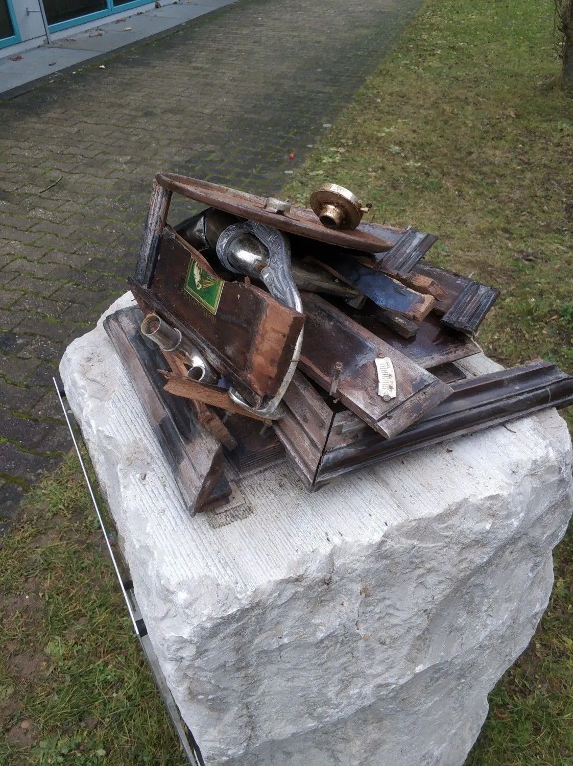 Irreparabel zerstört: Das Abidenkmal des Haigerlocher Abiturjahrgangs 2020.
