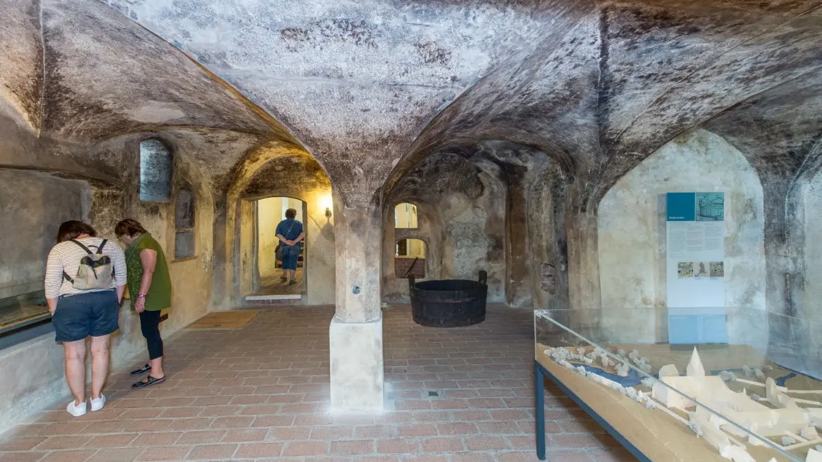 Das Blaubeurer Badhaus der Mönche war früher in einem alten, kühlen Steingewölbe. Es ist zu besichtigen, hat neue Info-Stelen und bietet viele Informationen über deren Alltag.⇥
Blaubeuren, Heimatmuseum/Badhaus der Mönche: Foto der Badstube mit neuer Stele