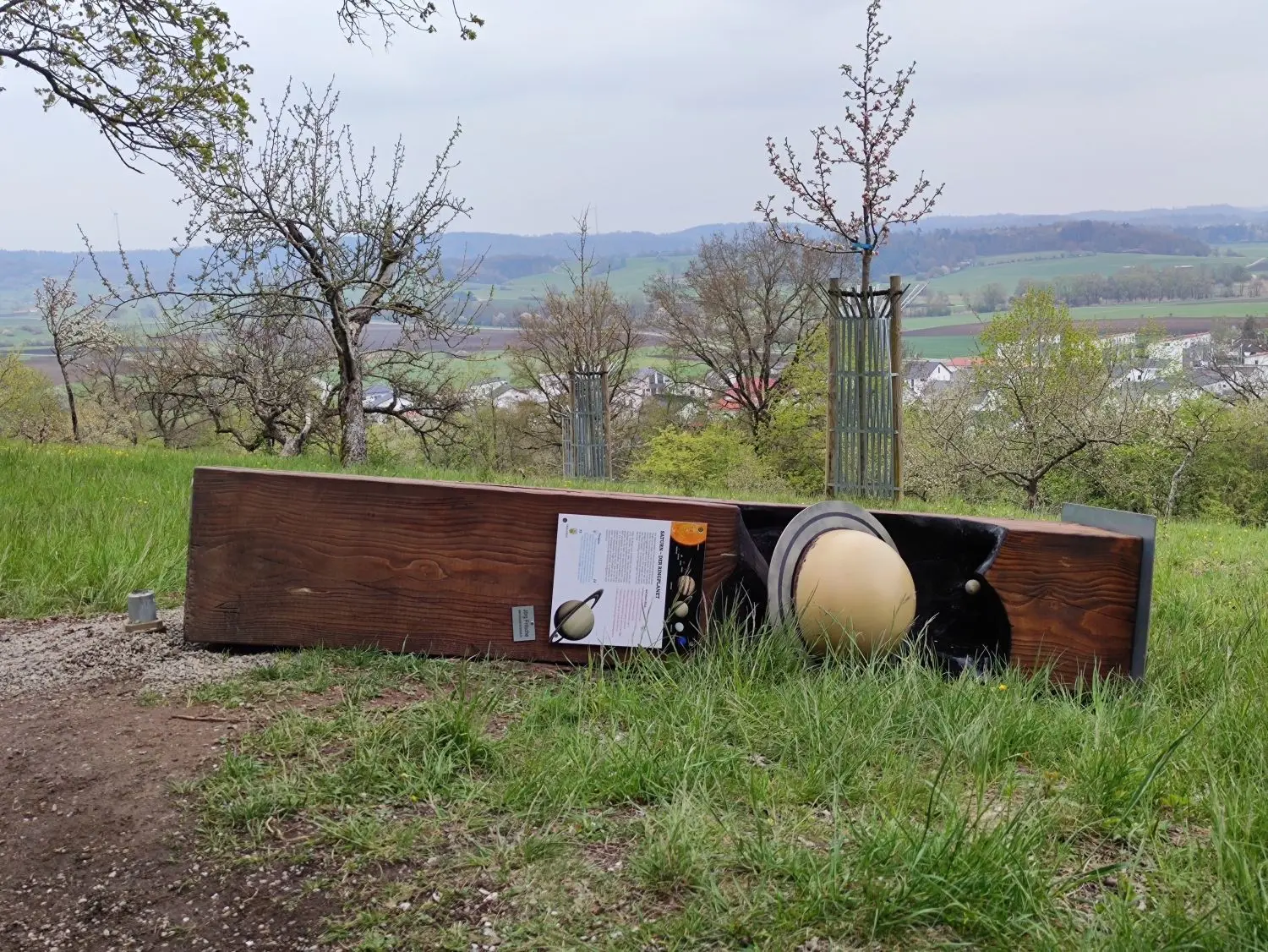 Immer wieder ist der Planetenweg - hier der Saturn - Opfer von Vandalismus.