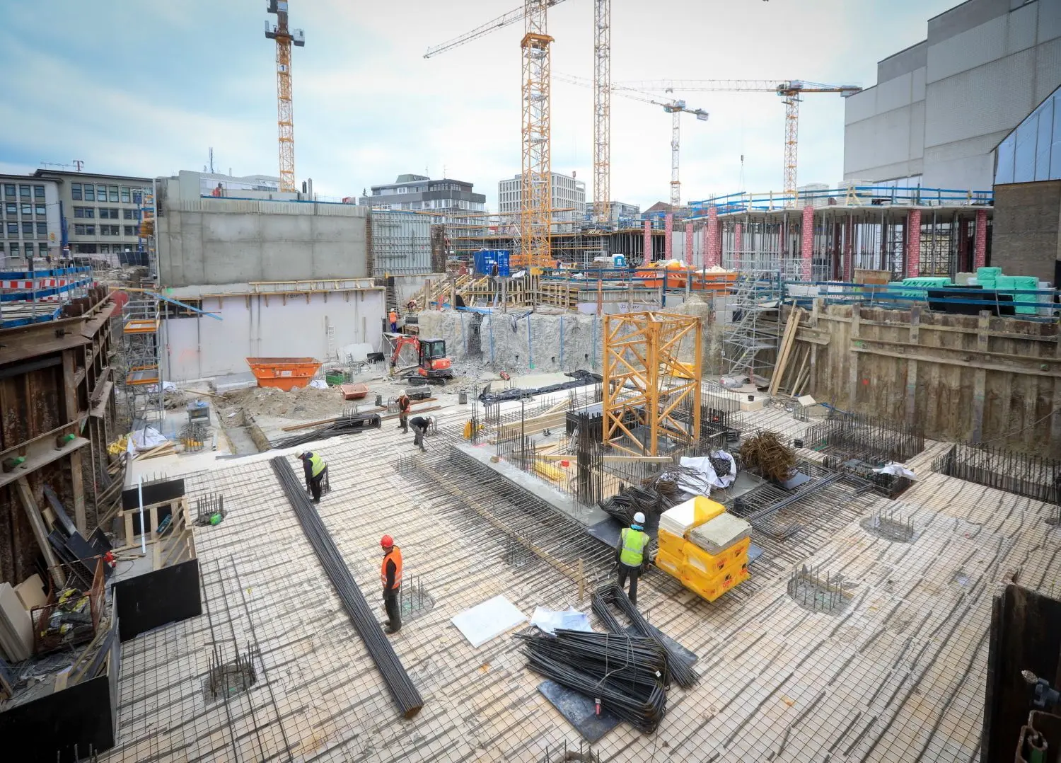 Blick über die Hotel-Baustelle auf die künftige große Shopping-Mall der Sedelhöfe. Dazwischen liegt der Albert-Einstein-Platz.