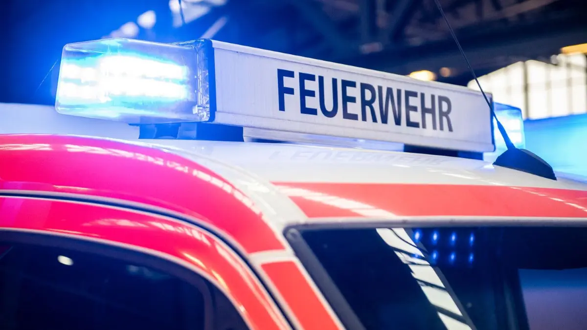 Die Feuerwehr rückte am Montagabend (8.8.) mit 100 Einsatzkräften und neun Fahrzeugen zu einem Wohnhausbrand in Gschwend-Horlchen im Ostalbkreis aus. Eine Person wurde verletzt und der Schaden auf 800.000 Euro beziffert - das Haus ist weitestgehend zerstört. (Symbolbild)
ARCHIV - Achtung, Achtung: Bei Blaulicht im Straßenverkehr gilt höchste Aufmerksamkeit - im Zusammenspiel mit dem Martinshorn gelten besondere Rechte. Foto: Robert Günther/dpa-mag - Honorarfrei nur für Bezieher des Dienstes dpa-Magazin +++ dpa-Magazin +++