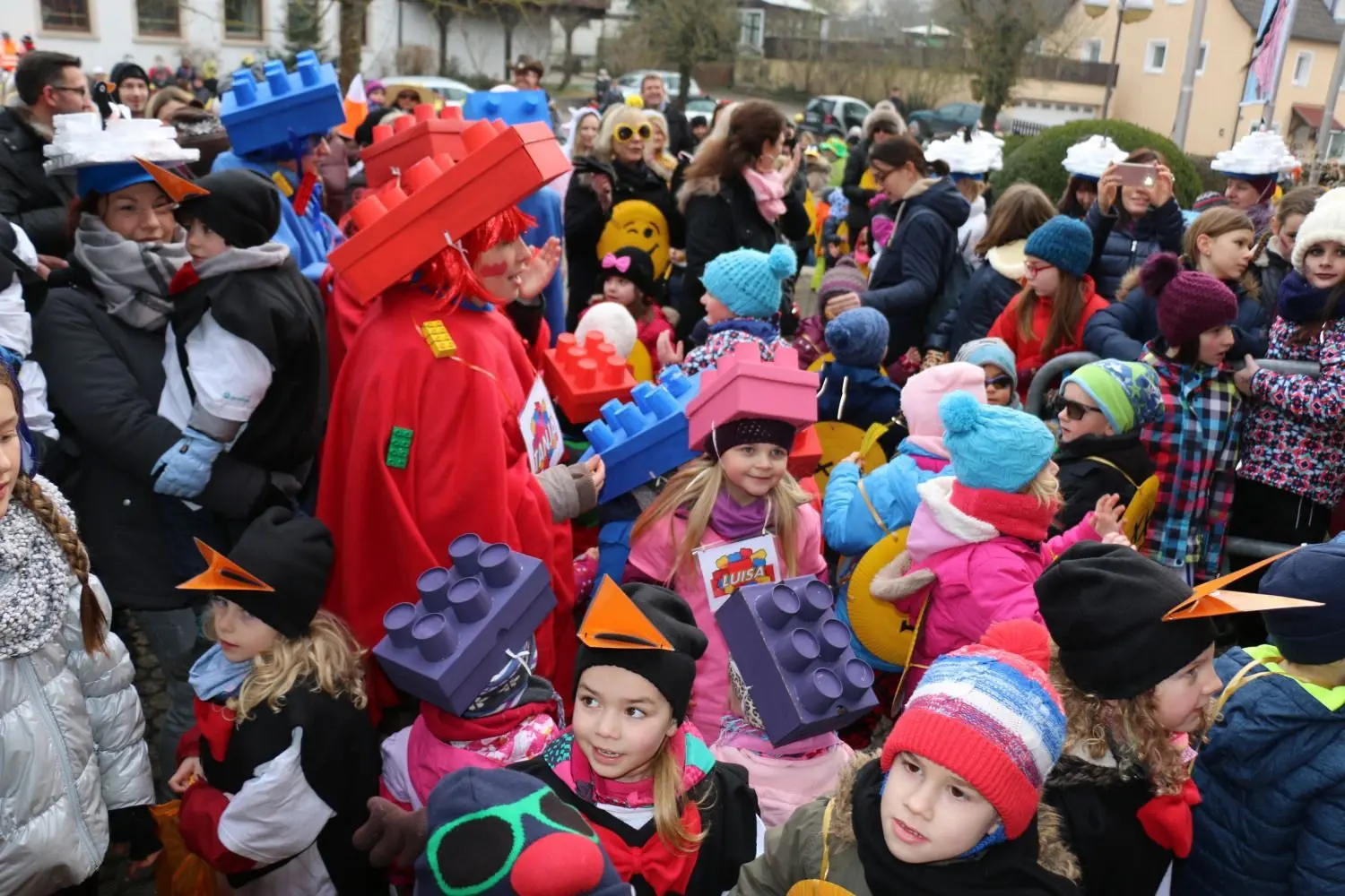 Die Kindergartenkinder ziehen als Pinguine, Smileys oder Legosteine verkleidet durch Stimpfach.⇥