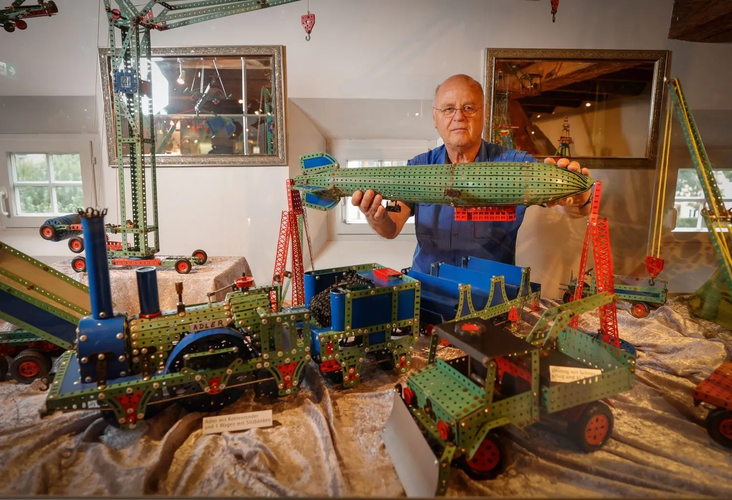 Der leidenschaftliche Bastler Rainer Pitzsch präsentiert stolz seine selbst gefertigten Modelle aus Märklin-Metallbauteilen. Die Ausstellung ist in der Söflinger Klostermühle jeden Sonntag zu bewundern.