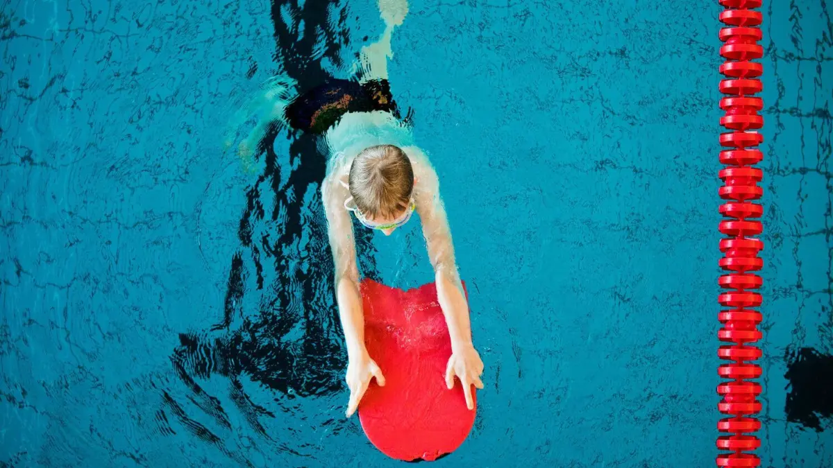 Es ist lebenswichtig, dass Kinder sicher im Wasser sind. An Bädern fehlt es im Zollernalbkreis nicht, aber an Ausbildern. Turnverein Hechingen, Volkshochschule Hechingen und der Schwimmverband Württemberg wollen das gemeinsam ändern.⇥
ARCHIV - 06.10.2017, Bedburg: Ein Junge nimmt an einem Schwimmkurs für Kinder teil. Die FDP im Kieler Landtag fordert von Bildungsministerin Prien mehr Anstrengungen, damit alle Kinder ausreichend gut Schwimmen lernen können. (zu dpa: «FDP fordert mehr Regierungsengagement für Schwimmunterricht») Foto: Rolf Vennenbernd/dpa +++ dpa-Bildfunk +++
