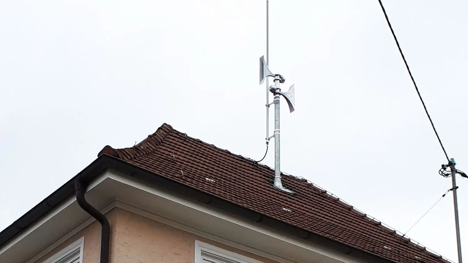 In der Summe wurden im Kirchspiel acht Sirenenanlagen neu montiert. Unter anderem auch auf dem Bürgerhaus in Zimmern (links) und auf dem Walddorfkindergarten in Wessingen (rechts). ⇥