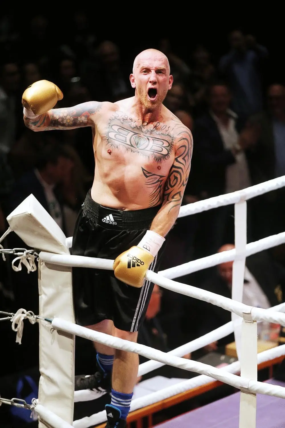 Nach dem Sieg jubelte Björn Blaschke und animierte das Publikum vom Ring aus. Fotos: Thomas Kiehl