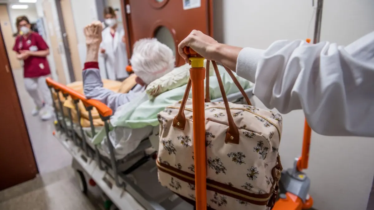 Eine Patientin wird in die Notaufnahme in der Klinik am Eichert eingeliefert. Derzeit werden überdurchschnittlich viele Menschen mit schwerwiegenden Erkrankungen stationär behandelt – ein Kraftakt mit den derzeit geringen Ressourcen.