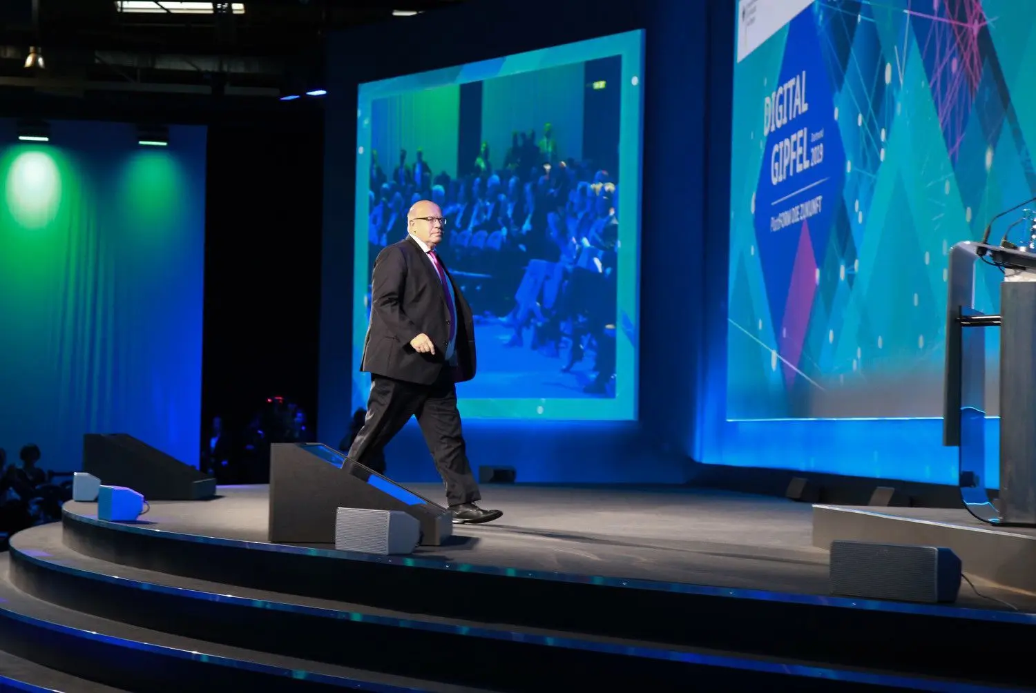Bundeswirtschaftsminister Peter Altmaier ist auf dem Digital-Gipfel 2019 beim Gang von der Bühne schwer gestürzt.