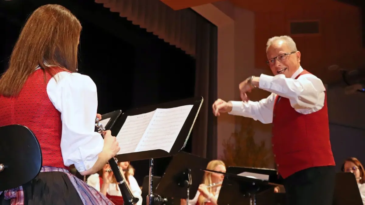 Mit einer Handbewegung sorgt er für das An- und Abschwellen der Dynamik: Seit mehr als über 40 Jahren dirigiert Josef Uhl das Orchester des Musikvereins Frankenhofen auf höchstem Niveau.
Seit über 40 Jahren ist Josef Uhl dirigiert das Orchester des Musikvereins Frankenhofen auf höchstem Niveau.