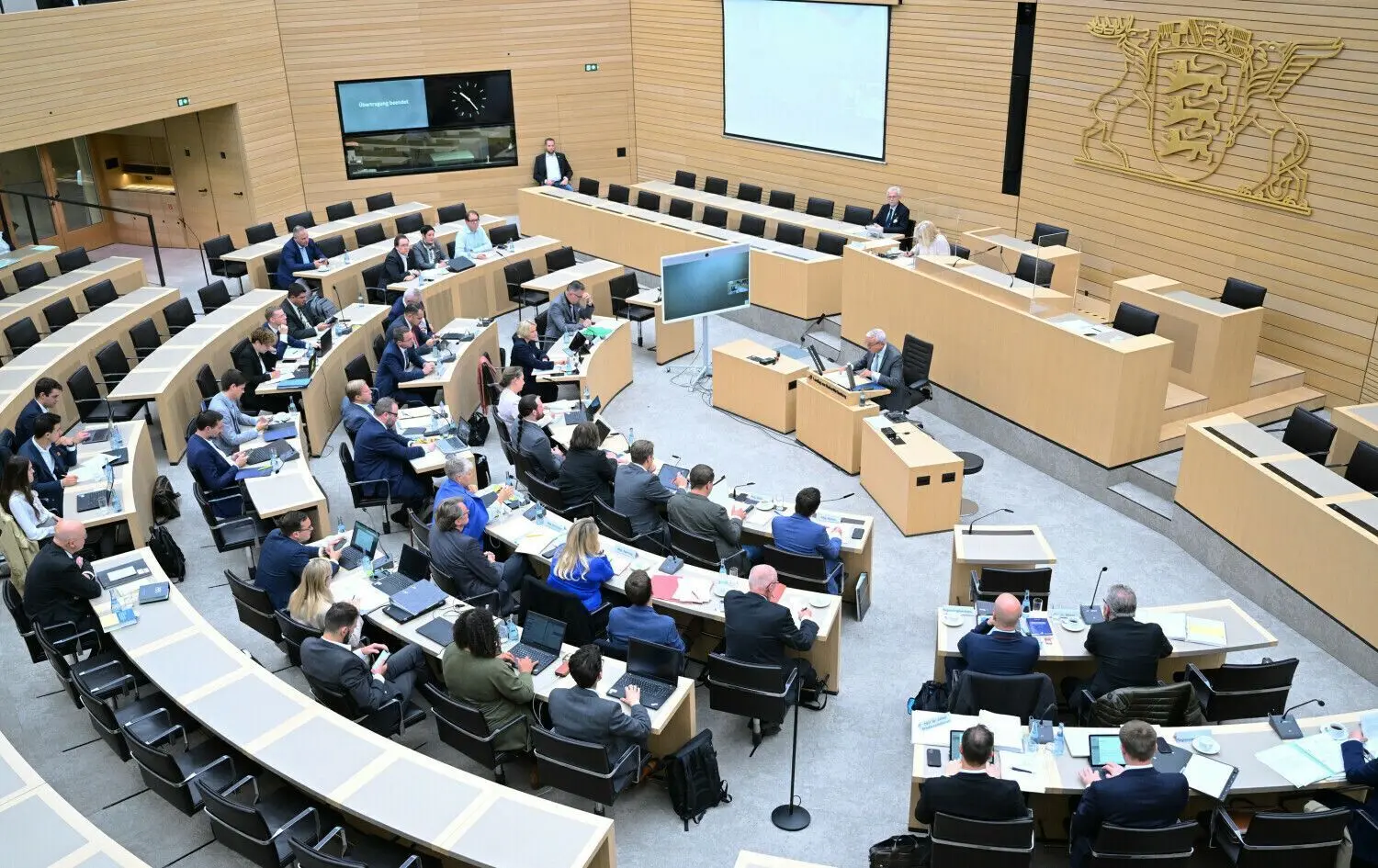 154 Abgeordnete hat der Landtag derzeit. Aufgrund der Wahlkreisreform, befürchten Kritiker, könnte die Zahl auf rund 220 steigen.
