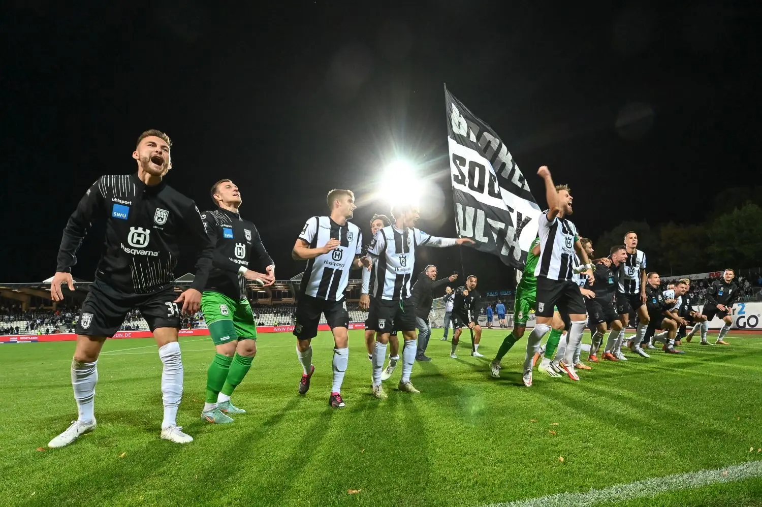 Die Drittliga-Partie zwischen dem SSV Ulm 1846 Fußball und dem TSV 1860 München lockte am Dienstagabend 17 000 Menschen ins Donaustadion.
