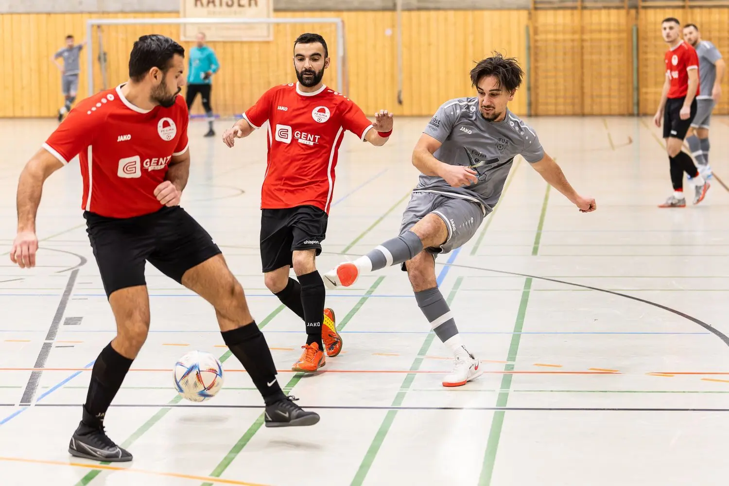 Der TV Altenstadt und Iliria Göppingen stehen sich sowohl in Gruppe A, als auch im kleinen Finale gegenüber. Im ersten Aufeinandertreffen siegt der TVA noch mit 1:0, im zweiten Duell gewinnt der Vorjahressieger mit demselben Resultat.⇥