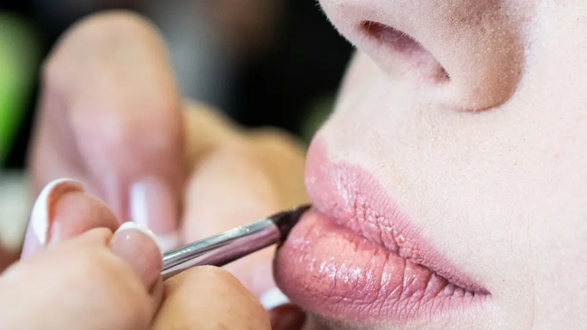 Nach dem langen Masketragen brauchen unsere Lippen besonders viel Pflege.
ARCHIV - Lippenbalsam ist ein Pflegeprodukt, das die Lippen weich machen soll. Mit etwas Farbzusatz ersetzt es einen Lippenstift. Foto: Franziska Gabbert/dpa-mag - Honorarfrei nur für Bezieher des Dienstes dpa-Magazin +++ dpa-Magazin +++