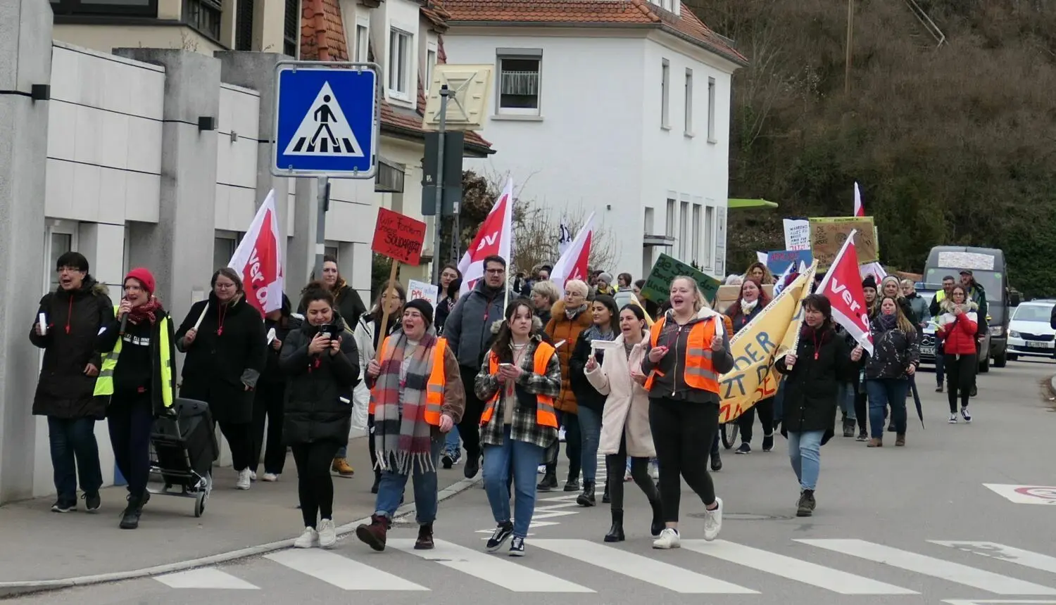 Beschäftigte der ADK GmbH für Gesundheit und Soziales auf ihrem Demonstrationszug durch Blaubeuren.⇥