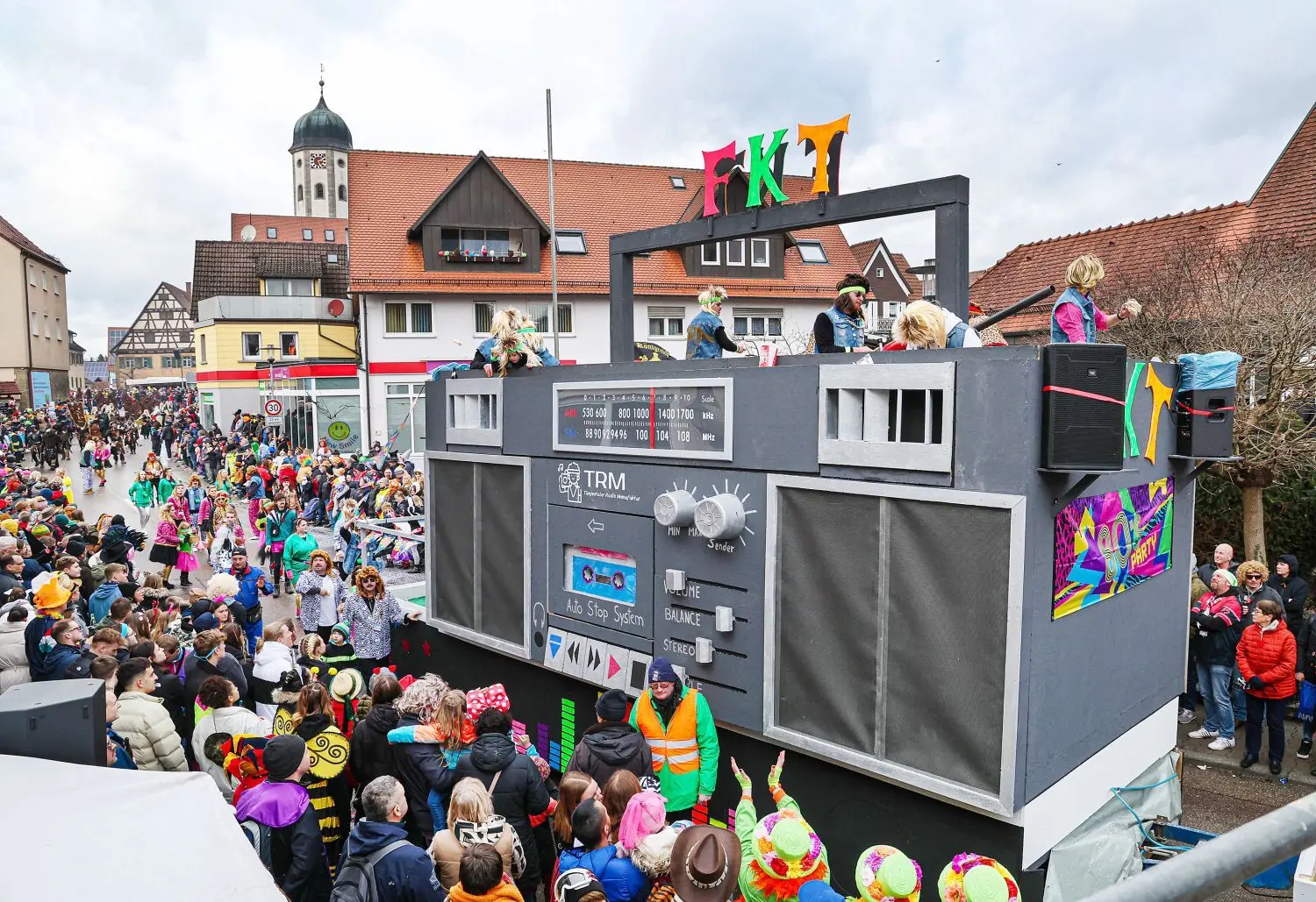 Ein Riesen-Ghettoblaster steht 2023 auf dem Wagen des FK Tüngental – seit 1998 sind sie beim Fastnachtsumzug in Bühlertann mit dabei.