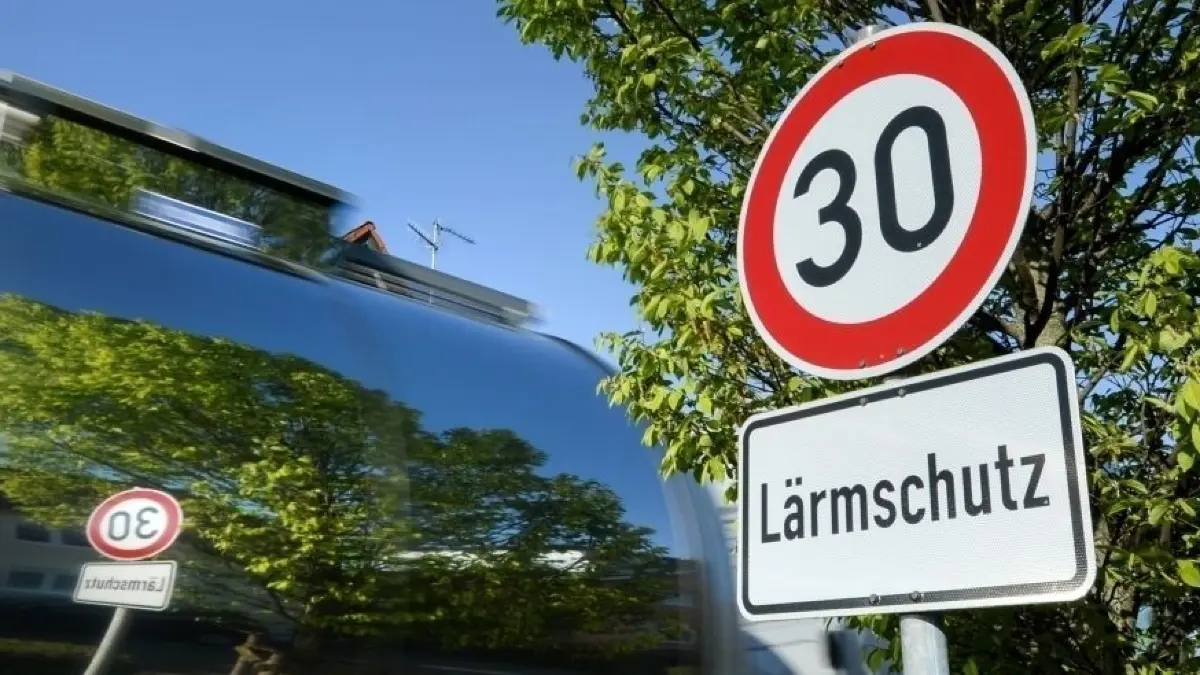 Tempo-30-Chaos in Germendorf. Eine neue Regelung sorgt für Ärger.
Ein Schild, das auf Tempo 30 und Lärmschutz hinweist, steht auf der Bundesstraße 31. (zu dpa «Freiburg und Ulm wollen großflächig Tempo 30 testen») +++ dpa-Bildfunk +++