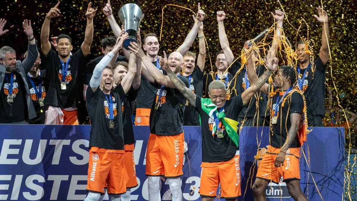 Ratiopharm Ulm ist deutscher Basketball-Meister 2023.
Meisterjubel der Ulmer, Sieger der Basketball Bundesliga spielzeit 2022/2023,
GER, Ratiopharm Ulm vs. Telekom Baskets Bonn, Basketball, Bundesliga, Playoffs, Finale, Spiel 4, Best of 5, Spielzeit 2022/2023, 16.06.2023,
Foto: Eibner-Pressefoto/Sascha Walther