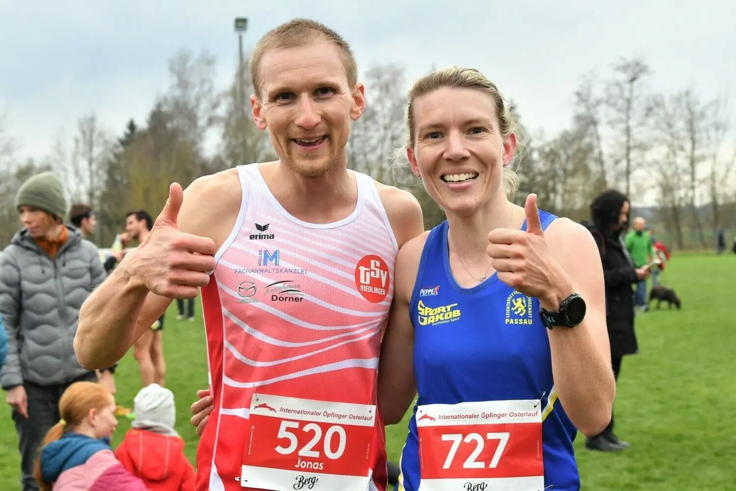 Zwei Straßenlauf-Sieger: Jonas Haiß (TSV Riedlingen) und Lisa Fuchs (LG Passau).
