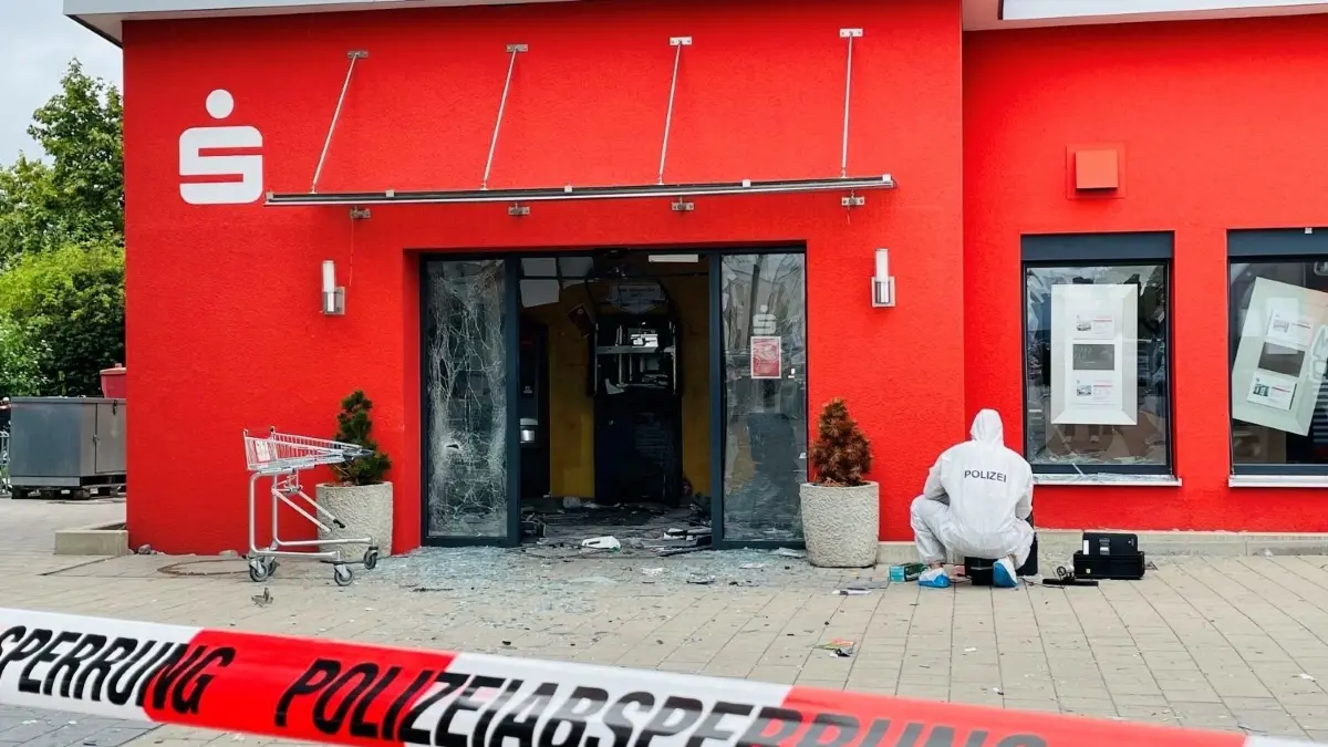 „Bis auf Weiteres geschlossen“: In der Sparkassen-Filiale in Crailsheim-Roßfeld wurden zwei Geldautomaten gesprengt.⇥