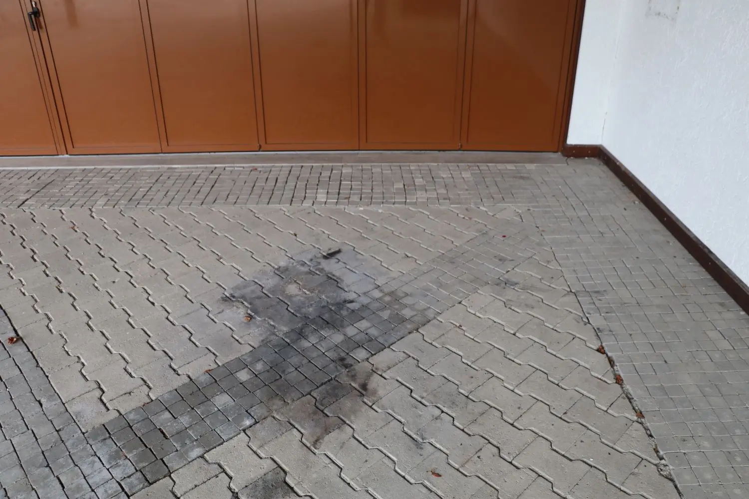 Die unbekannten Täter entzündeten vor der Friedhofshalle ein Feuer. Noch immer sind die Schmauchspuren sichtbar.