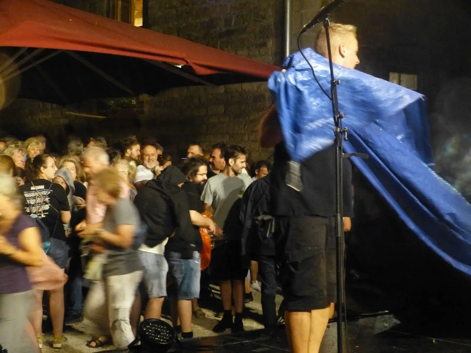 In der einen Sekunde standen die Gäste noch gut gelaunt vor der Showbühne… in der nächsten Sekunde trafen sie Wind und Regen mit ungeahnter Kraft.