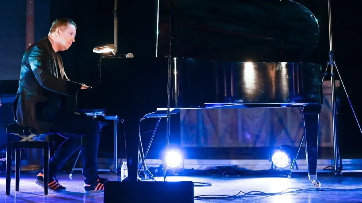 Mystische Blautöne umspielen Dirk Maassen am Flügel in der Pauluskirche.
Pauluskirche: Dirk Maassen - Avalanche Solo Tour