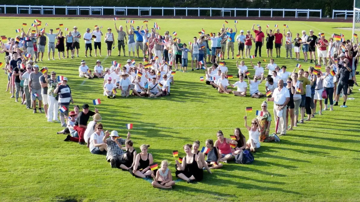 Eine Szene der deutsch-französischen Freundschaft aus der Vergangenheit. Derzeit können sich die Bewohner aus Münsingen und ihrer französischen Partnerstadt Beaupréau nicht so nahe kommen.
Ein Herz für die Freundschaft.jpg