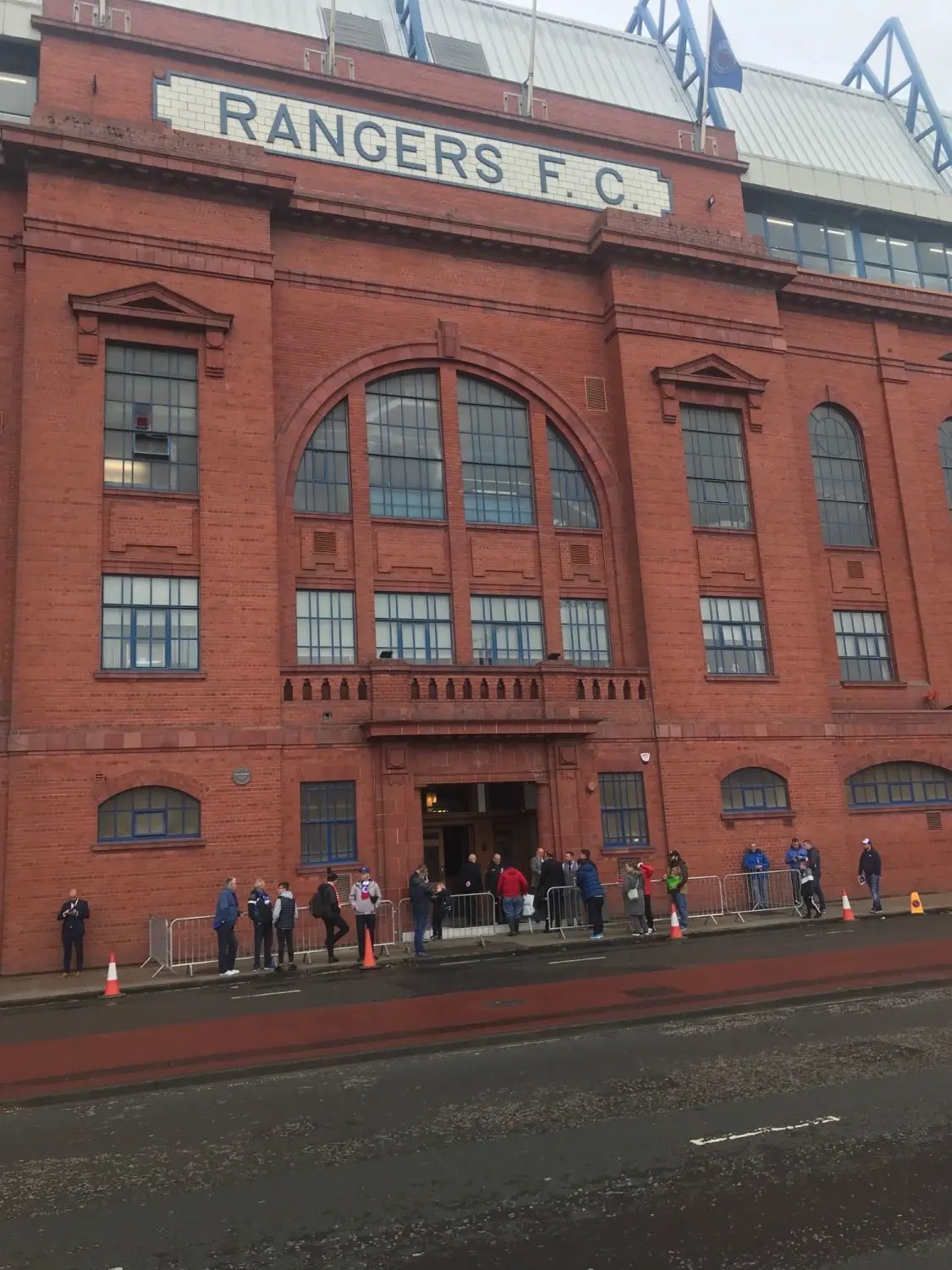 Das Ibrox Stadium sieht von außen fast wie ein Wohnhaus aus. ⇥