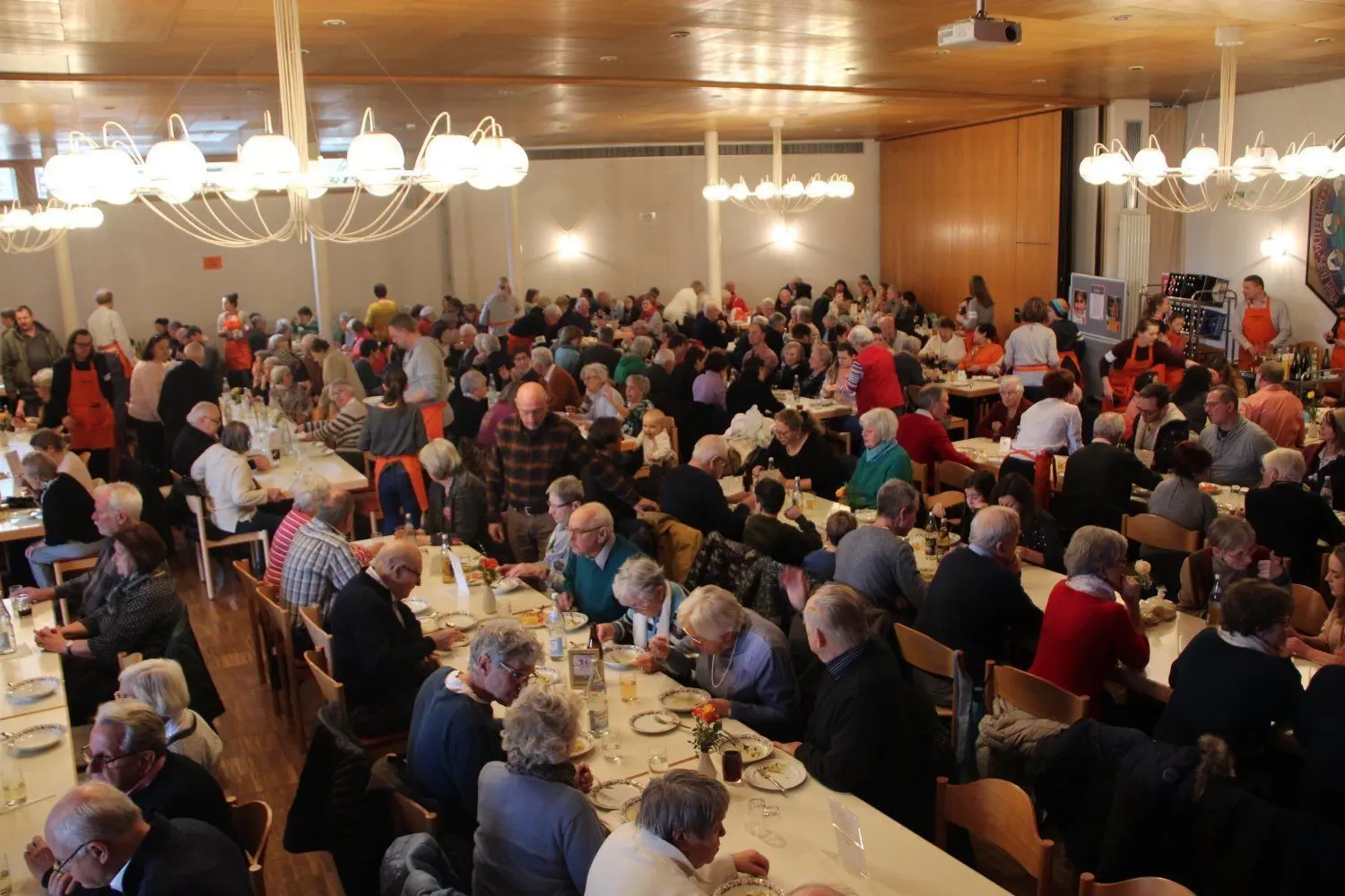 Wenn die Kolpingsfamilie zum Maultaschenessen lädt, dann wird es voll im Gemeindesaal